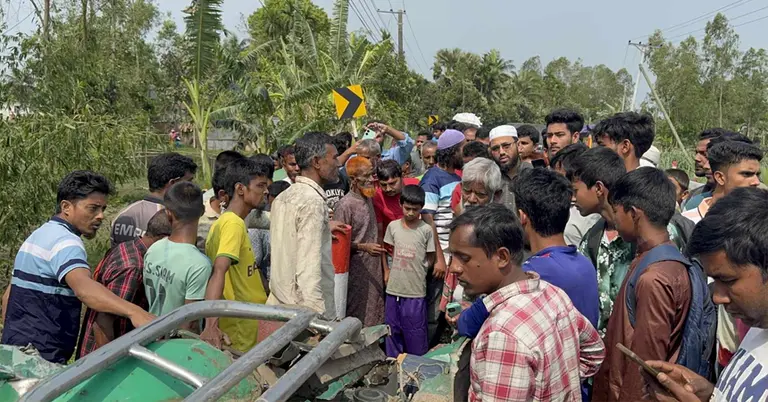 দুর্ঘটনাগ্রস্ত সিএনজি অটোরিকশার পাশে স্থানীয়দের ভিড়